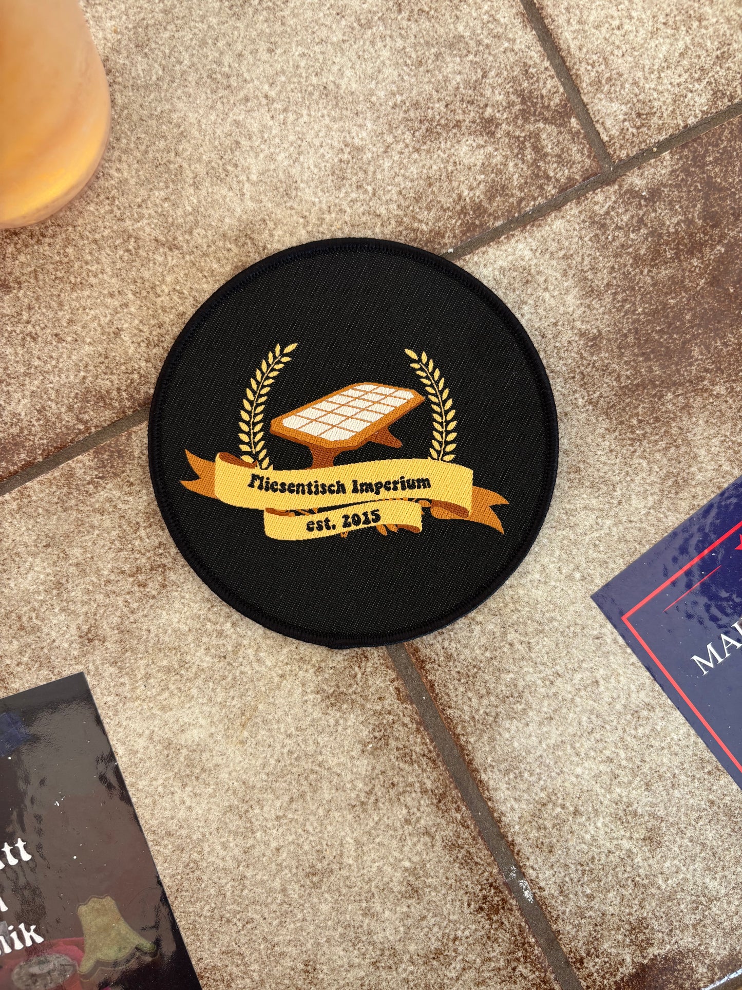 Fliesentisch Patch „Ehrenfläche“ – rund & gewebt | 10 × 10 cm